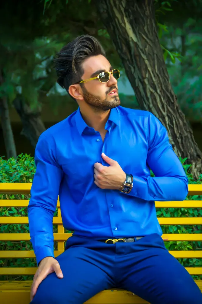 unsplash_qcX6EEiwFoo_Shirt linen rich blue.webp